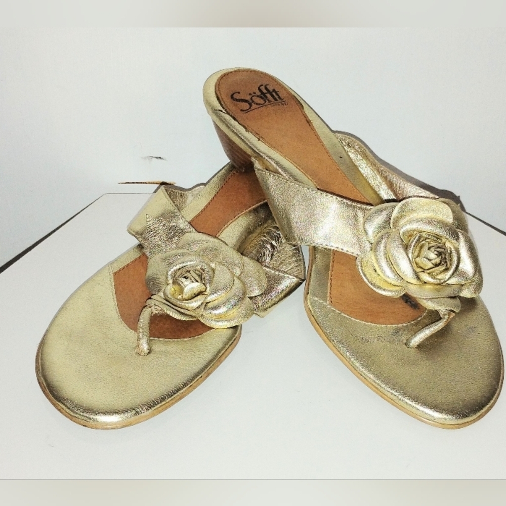 GOLD LEATHER ROSETTE SANDALS